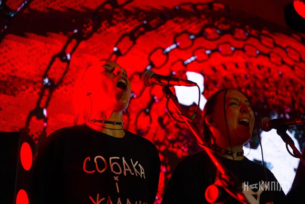 Підземний ЯрмаROCK: харківці провели літо музикою Дві співачки на концерті, беквокал