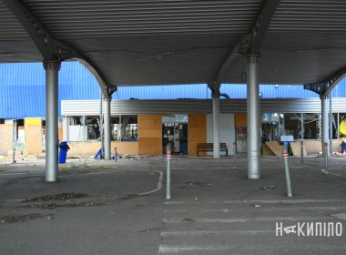 Пошкоджений торгівельний майданчик у передмісті Харкова