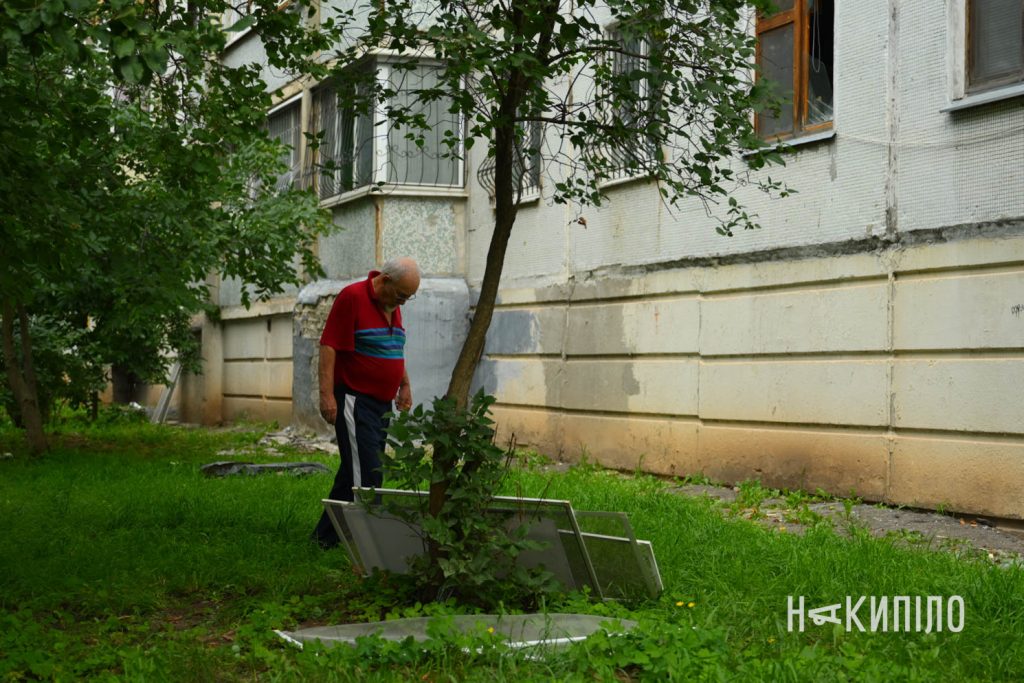 У Харкові було чутно вибух: що відомо Жителі Харкова прибирають уламки скла після влучання у передмісті