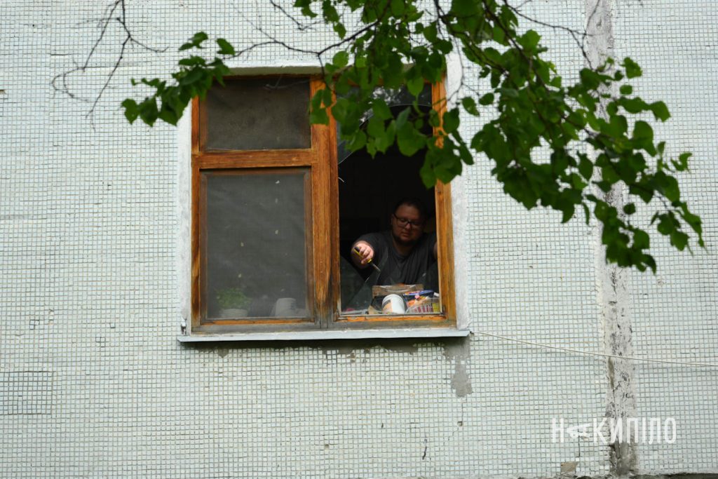 Наслідки обстрілу передмістя Харкова. Фоторепортаж Жителі Харкова прибирають уламки скла після влучання у передмісті
