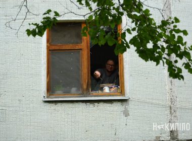 Жителі Харкова прибирають уламки скла після влучання у передмісті
