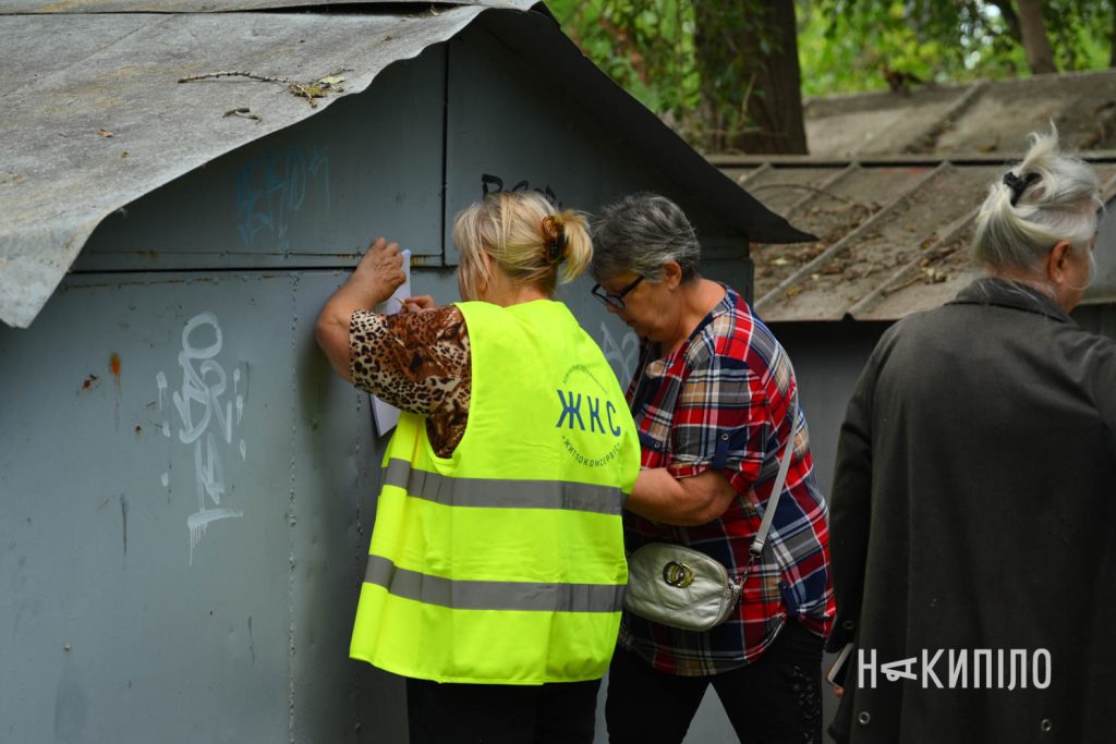 Наслідки обстрілу передмістя Харкова. Фоторепортаж Комунальники допомагають жителям з вікнами після влучання у передмісті