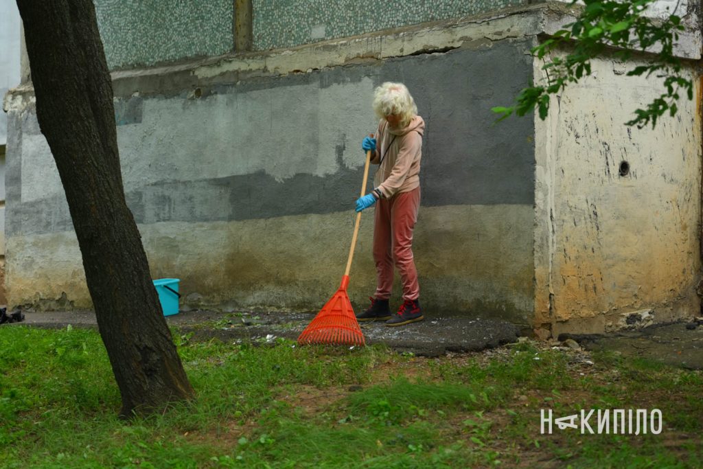 Наслідки обстрілу передмістя Харкова. Фоторепортаж Жителі Харкова прибирають уламки скла після влучання у передмісті