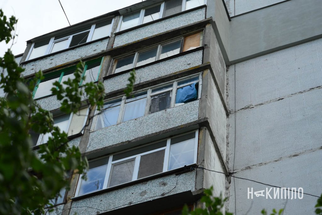У Харкові було чутно вибух: що відомо Вибиті вікна в багатоповерхівці Харкові після влучання по передмістю