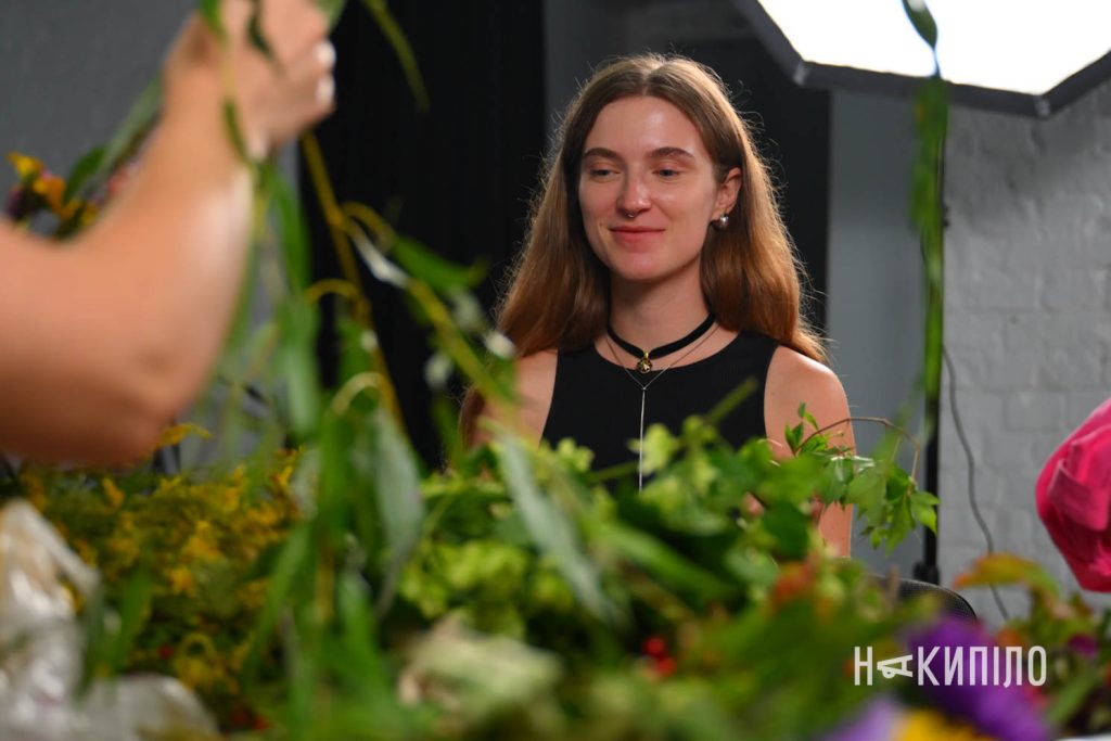 У Харкові плели вінки для полеглих захисників. Фоторепортаж У Харкові плели вінки для полеглих захисників. Фоторепортаж