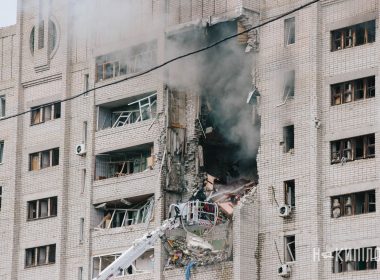 росіяни вдарили по багатоповерхівці в Харкові.