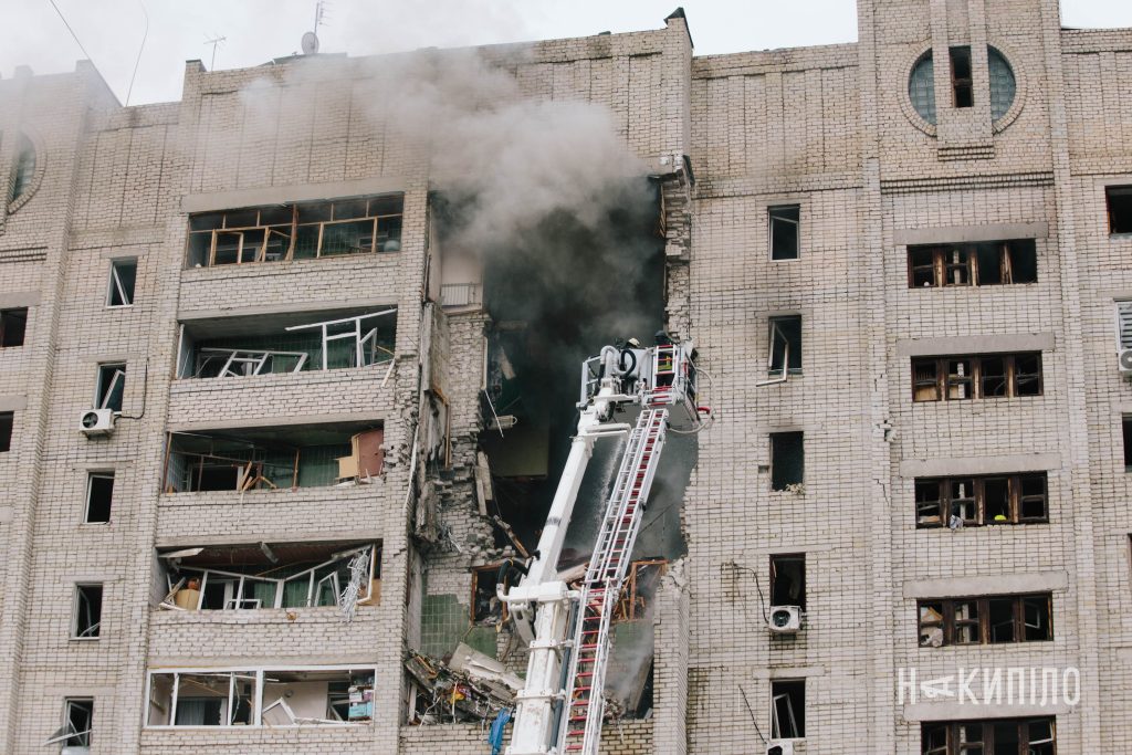 Двоє загиблих і 13 постраждалих: наслідки удару по Харкову. Фоторепортаж Двоє загиблих і 13 постраждалих: наслідки удару по Харкову. Фоторепортаж
