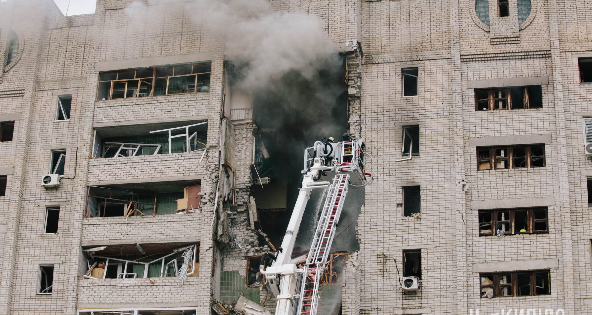 росіяни вдарили по багатоповерхівці в Харкові.