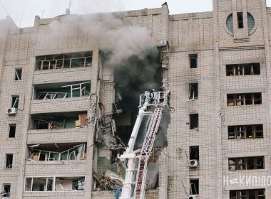 росіяни вдарили по багатоповерхівці в Харкові.