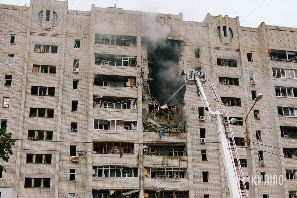Двоє загиблих і 13 постраждалих: наслідки удару по Харкову. Фоторепортаж Двоє загиблих і 13 постраждалих: наслідки удару по Харкову. Фоторепортаж