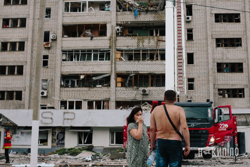 Двоє загиблих і 13 постраждалих: наслідки удару по Харкову. Фоторепортаж Двоє загиблих і 13 постраждалих: наслідки удару по Харкову. Фоторепортаж