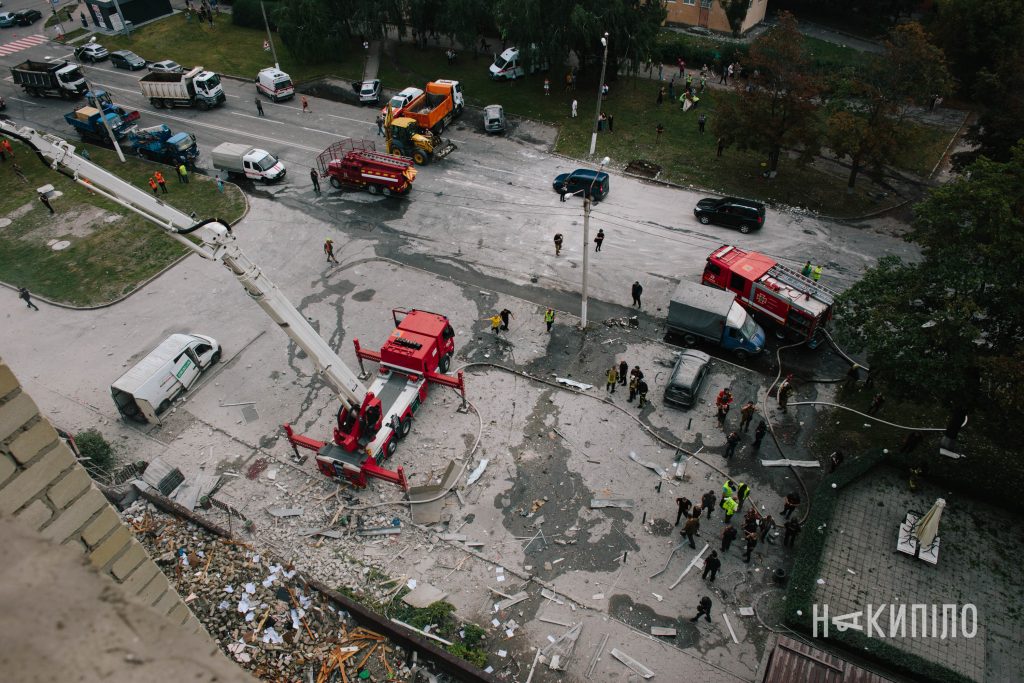 Двоє загиблих і 13 постраждалих: наслідки удару по Харкову. Фоторепортаж Двоє загиблих і 13 постраждалих: наслідки удару по Харкову. Фоторепортаж