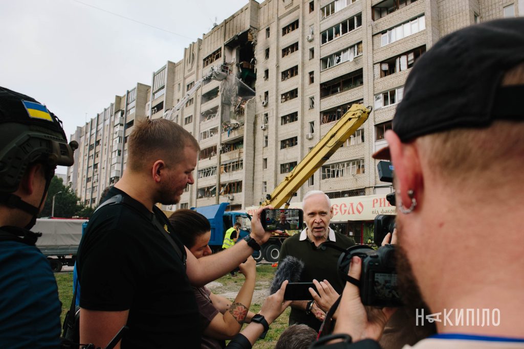 Двоє загиблих і 13 постраждалих: наслідки удару по Харкову. Фоторепортаж Двоє загиблих і 13 постраждалих: наслідки удару по Харкову. Фоторепортаж