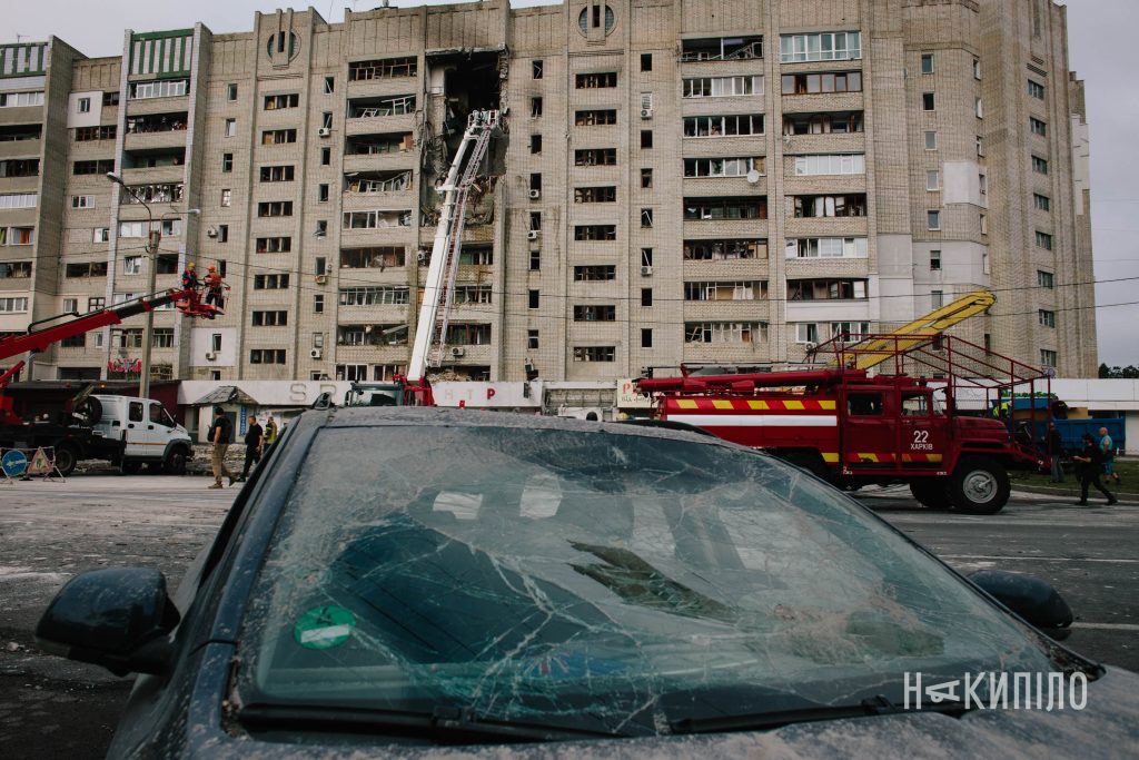 Двоє загиблих і 13 постраждалих: наслідки удару по Харкову. Фоторепортаж Двоє загиблих і 13 постраждалих: наслідки удару по Харкову. Фоторепортаж