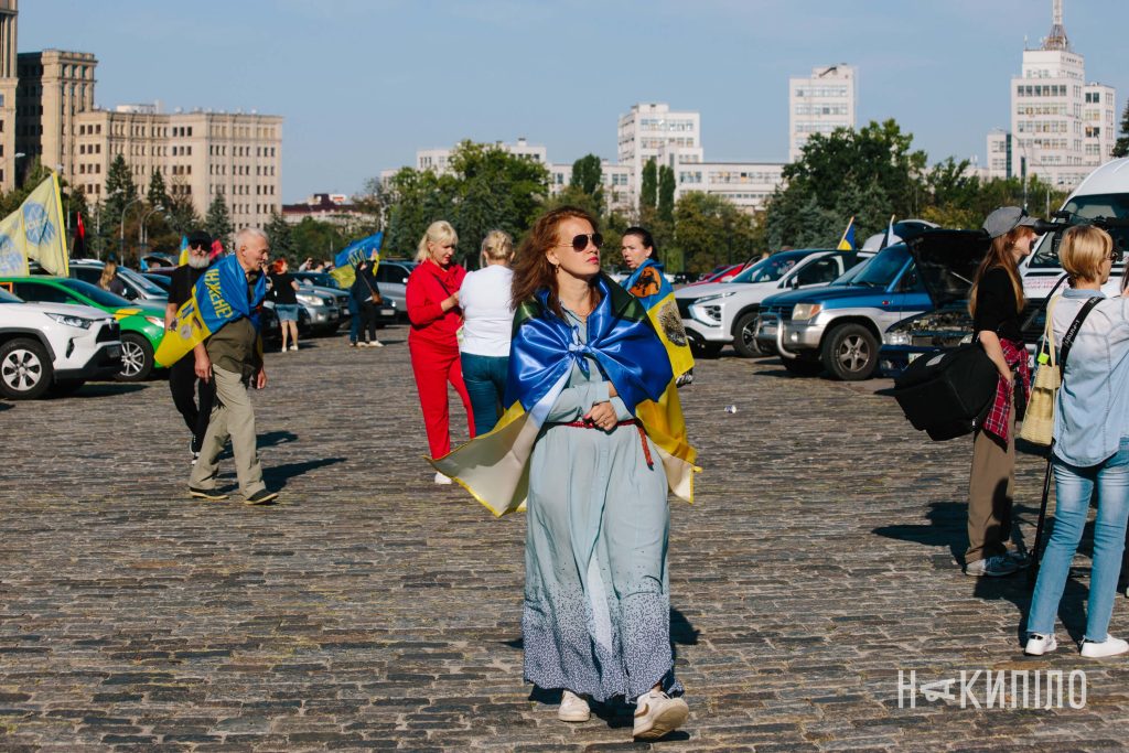 Хвилина мовчання та автопробіг у Харкові на честь полеглих захисників. Фоторепортаж Хвилина мовчання та автопробіг у Харкові на честь полеглих захисників. Фоторепортаж