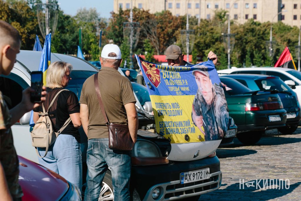 Хвилина мовчання та автопробіг у Харкові на честь полеглих захисників. Фоторепортаж Хвилина мовчання та автопробіг у Харкові на честь полеглих захисників. Фоторепортаж