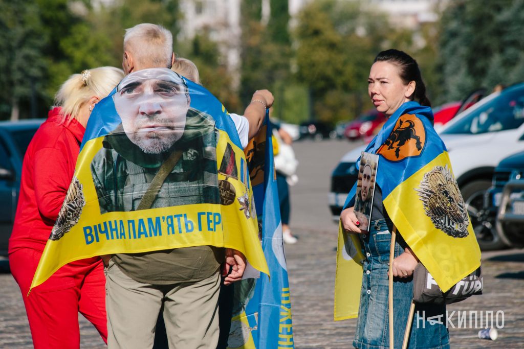 Хвилина мовчання та автопробіг у Харкові на честь полеглих захисників. Фоторепортаж Хвилина мовчання та автопробіг у Харкові на честь полеглих захисників. Фоторепортаж
