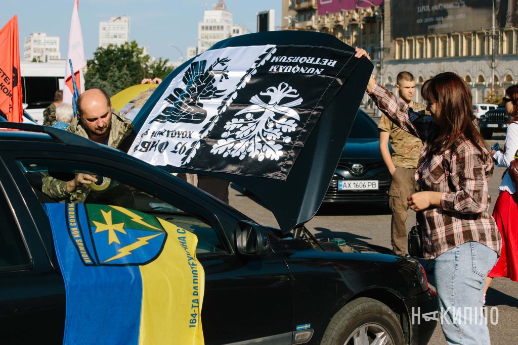 Хвилина мовчання та автопробіг у Харкові на честь полеглих захисників. Фоторепортаж Хвилина мовчання та автопробіг у Харкові на честь полеглих захисників. Фоторепортаж