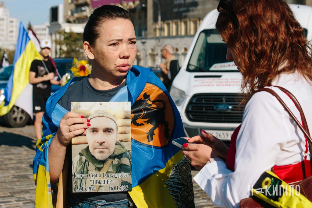 Хвилина мовчання та автопробіг у Харкові на честь полеглих захисників. Фоторепортаж Хвилина мовчання та автопробіг у Харкові на честь полеглих захисників. Фоторепортаж