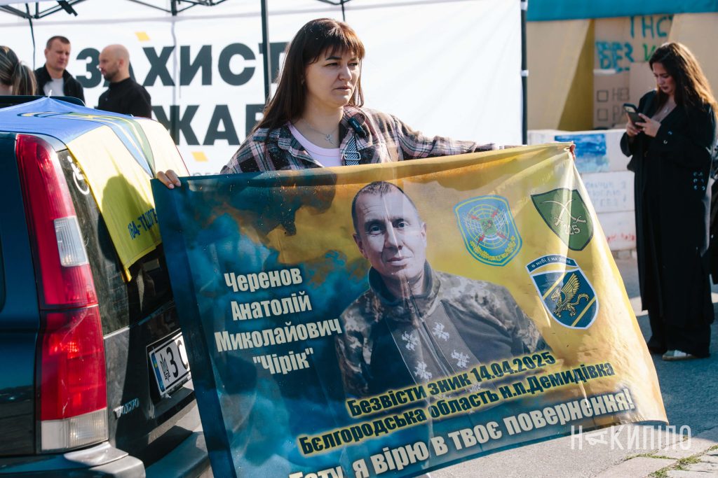 Хвилина мовчання та автопробіг у Харкові на честь полеглих захисників. Фоторепортаж Хвилина мовчання та автопробіг у Харкові на честь полеглих захисників. Фоторепортаж