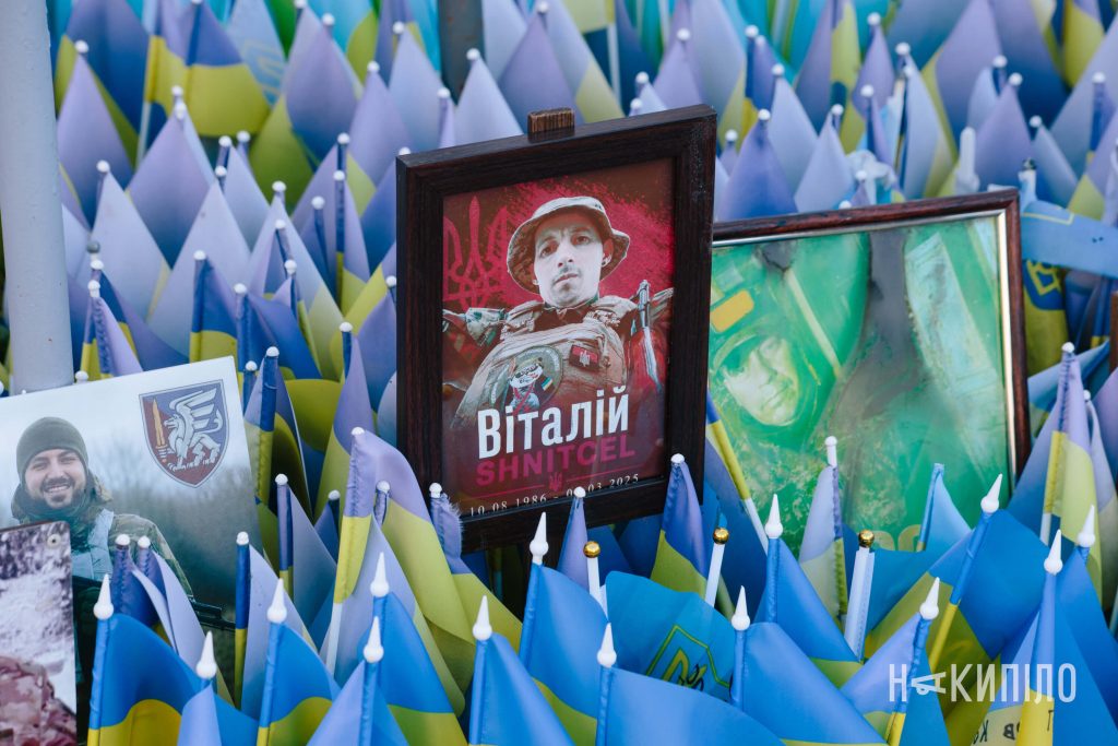 Хвилина мовчання та автопробіг у Харкові на честь полеглих захисників. Фоторепортаж Хвилина мовчання та автопробіг у Харкові на честь полеглих захисників. Фоторепортаж