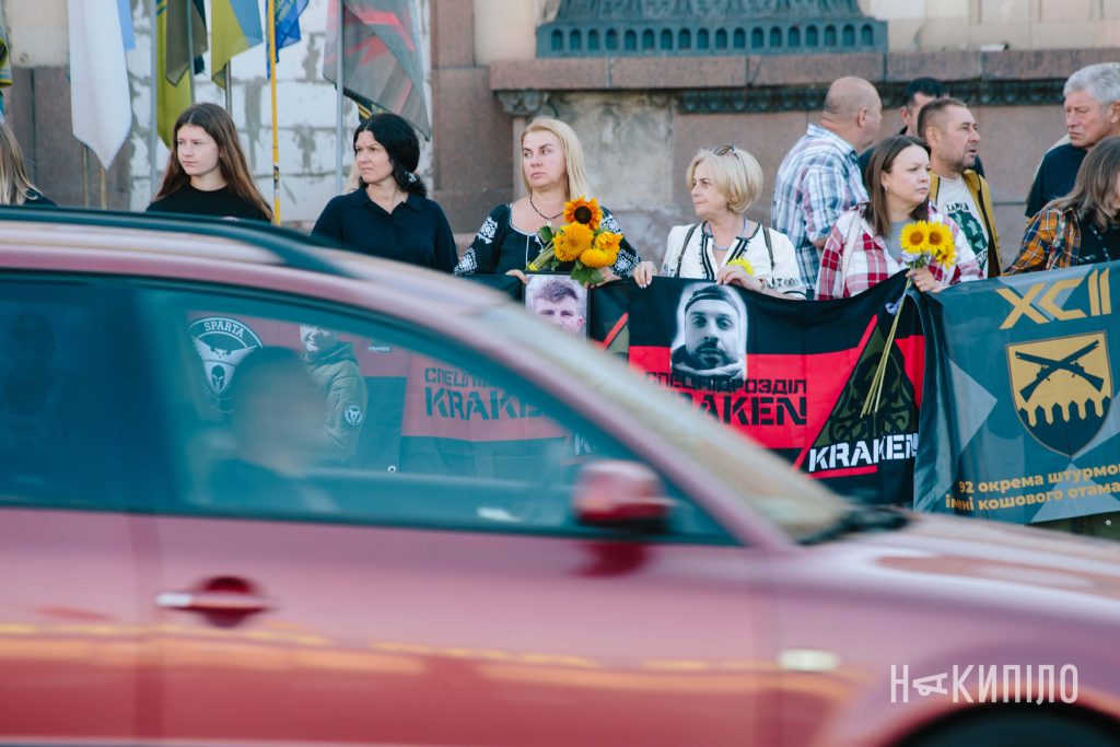 Хвилина мовчання та автопробіг у Харкові на честь полеглих захисників. Фоторепортаж Хвилина мовчання та автопробіг у Харкові на честь полеглих захисників. Фоторепортаж
