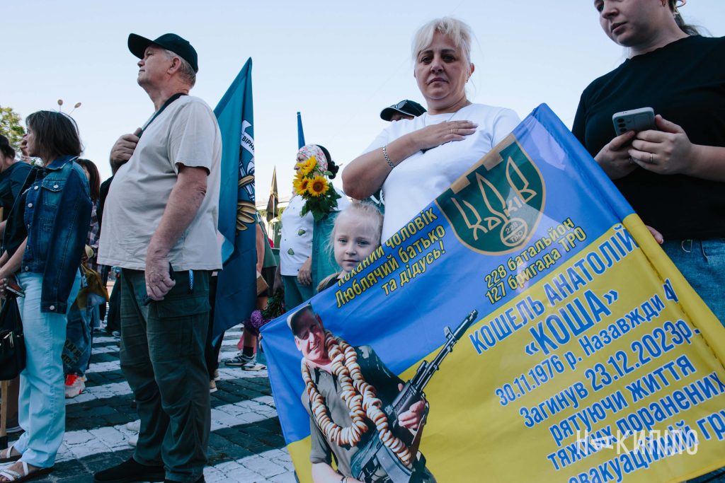 Хвилина мовчання та автопробіг у Харкові на честь полеглих захисників. Фоторепортаж Хвилина мовчання та автопробіг у Харкові на честь полеглих захисників. Фоторепортаж