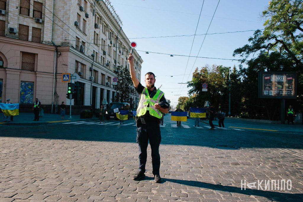 Хвилина мовчання та автопробіг у Харкові на честь полеглих захисників. Фоторепортаж Хвилина мовчання та автопробіг у Харкові на честь полеглих захисників. Фоторепортаж