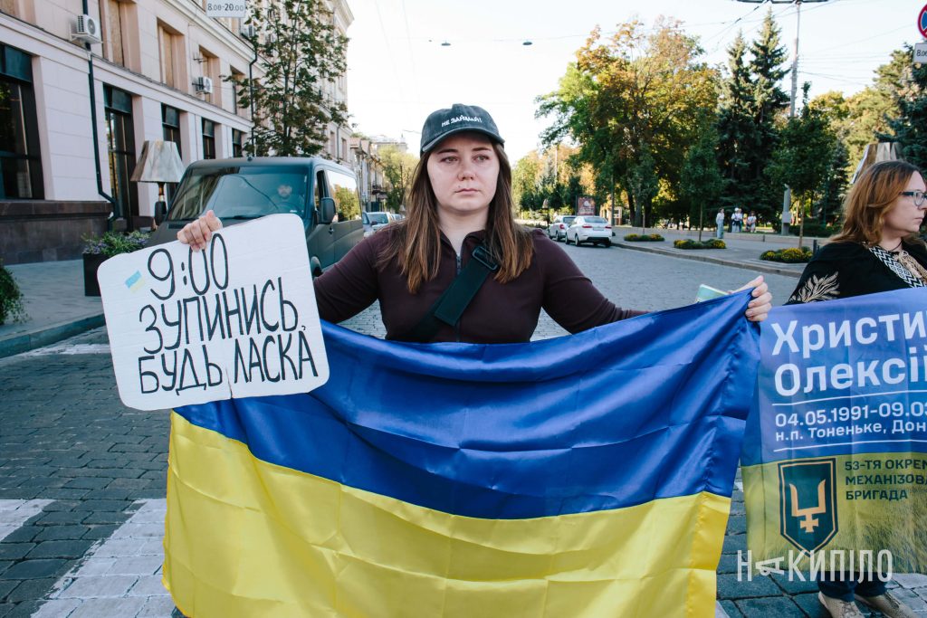 Хвилина мовчання та автопробіг у Харкові на честь полеглих захисників. Фоторепортаж