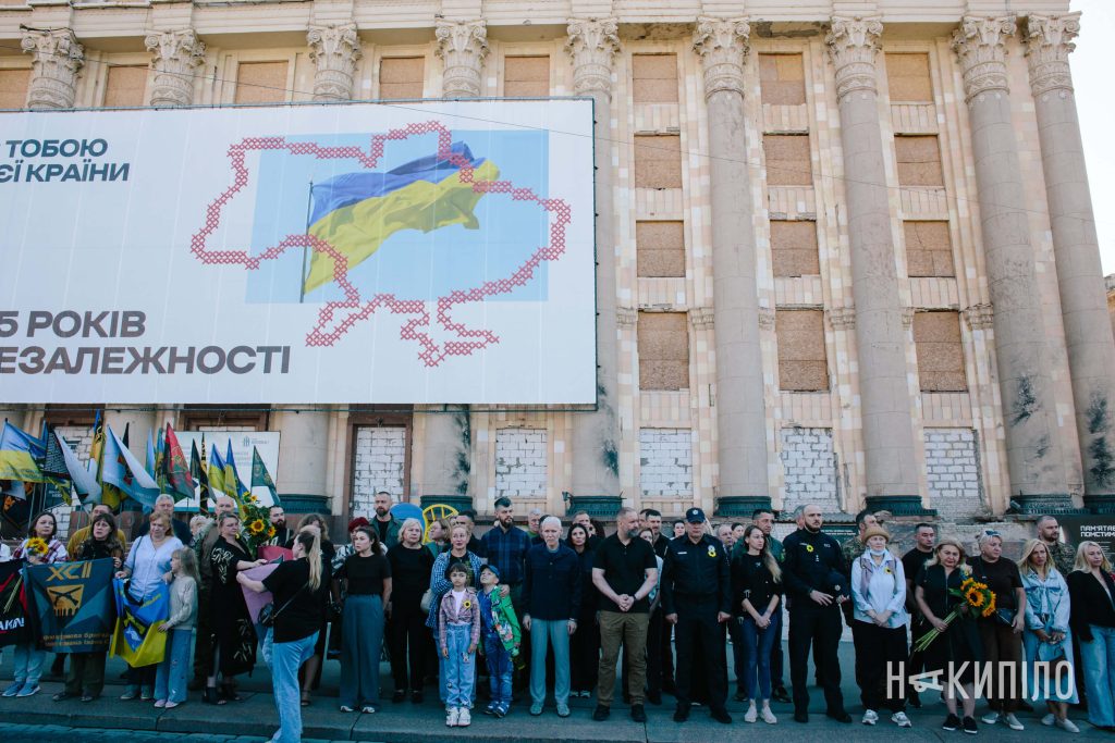 Хвилина мовчання та автопробіг у Харкові на честь полеглих захисників. Фоторепортаж Хвилина мовчання та автопробіг у Харкові на честь полеглих захисників. Фоторепортаж