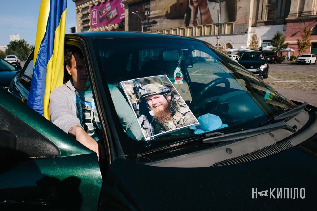 Хвилина мовчання та автопробіг у Харкові на честь полеглих захисників. Фоторепортаж Хвилина мовчання та автопробіг у Харкові на честь полеглих захисників. Фоторепортаж