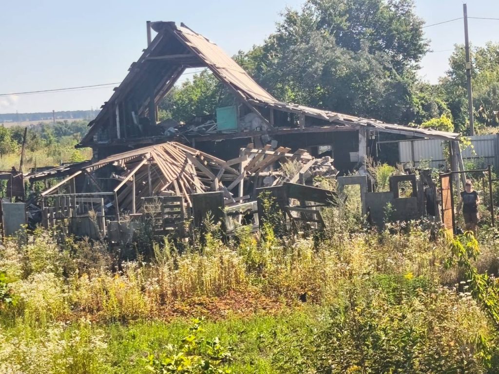 росія обстріляла Малоданилівську громаду: пожежі на Харківщині росія обстріляла Малоданилівську громаду: пожежі на Харківщині