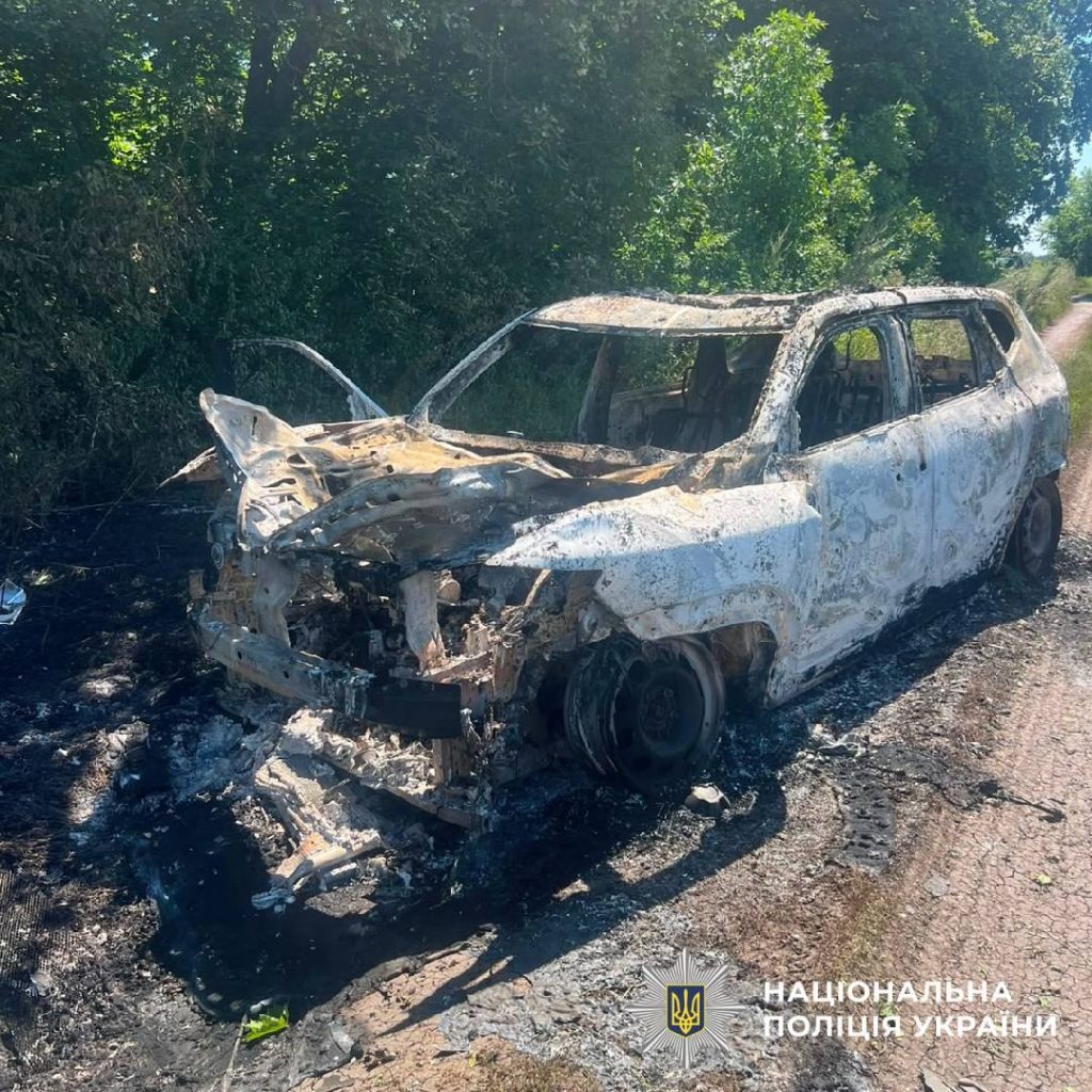 росія обстріляла поліцейські автівки, що їхали евакуйовувати цивільних росія обстріляла поліцейські автівки, що їхали евакуйовувати цивільних