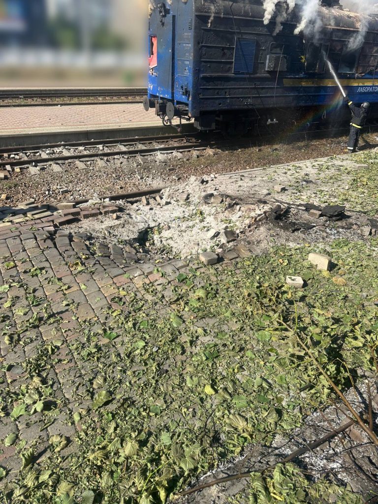 Удар по станції в Лозовій: двоє загиблих (оновлюється)