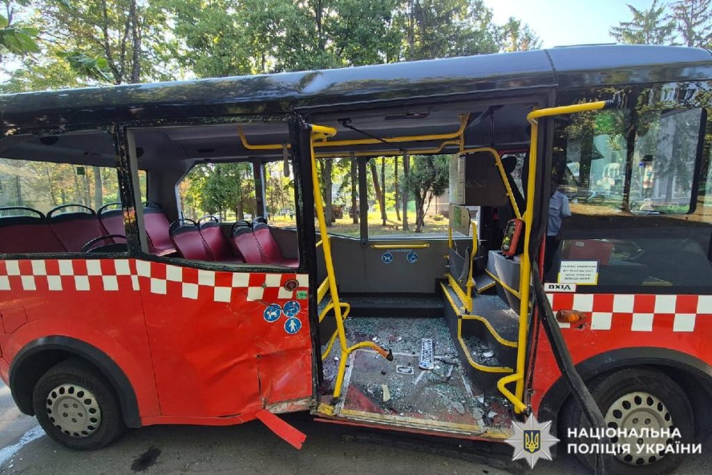 Водій Toyota виїхав на червоне та зіткнувся з автобусом: дев’ятеро постраждалих — поліція