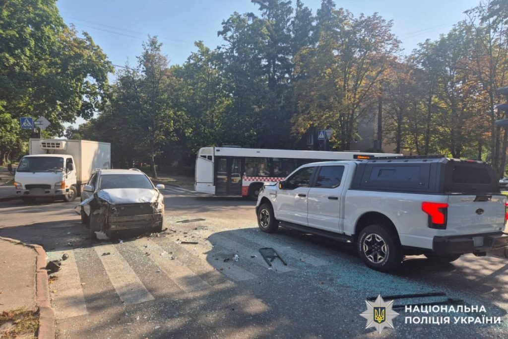 У Харкові — масштабна ДТП з постраждалими Водій Toyota виїхав на червоне та зіткнувся з автобусом: дев’ятеро постраждалих фото: поліція