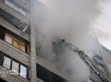 Дим з багатоповерхівки. які обстріляла росія