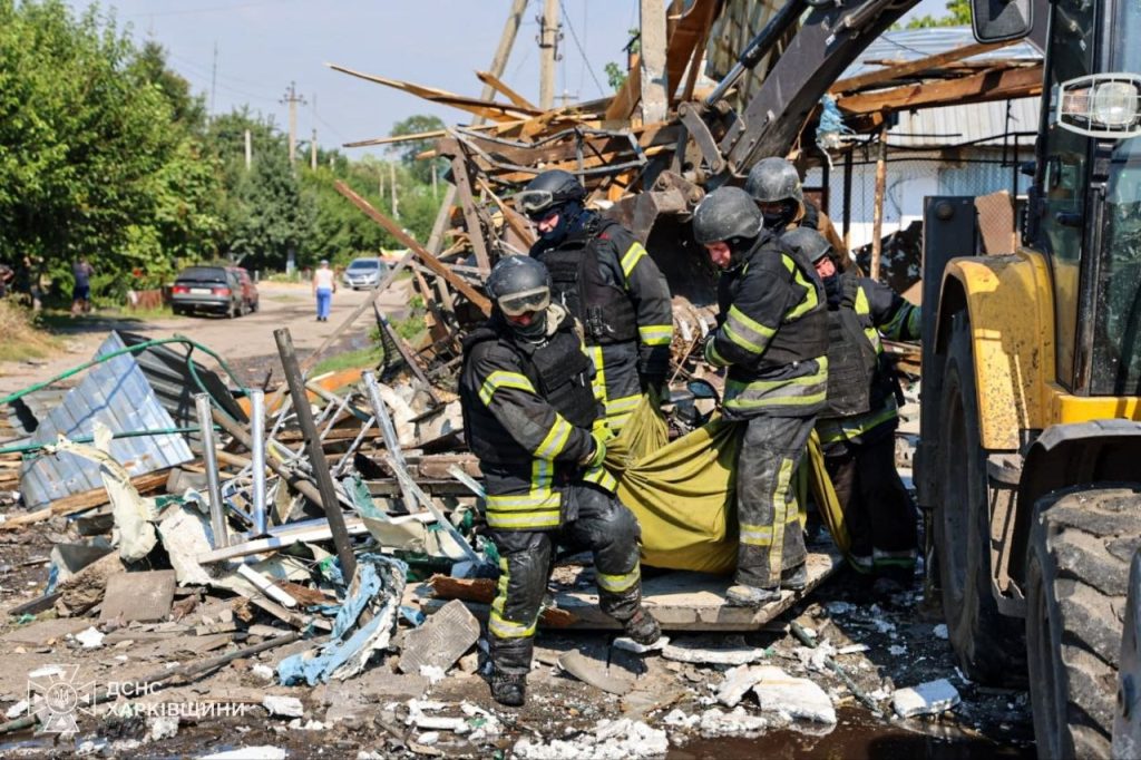 Ракетна атака на Печеніги: рятувальники розібрали завали Ракетна атака на Печеніги: рятувальники розібрали завали