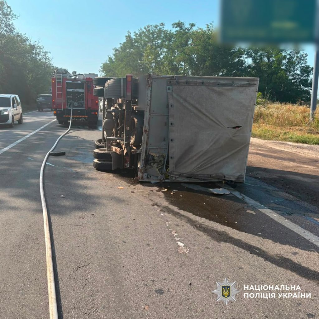 Під Харковом внаслідок ДТП перекинувся мікроавтобус. Є постраждалі Під Харковом внаслідок ДТП перекинувся мікроавтобус. Є постраждалі