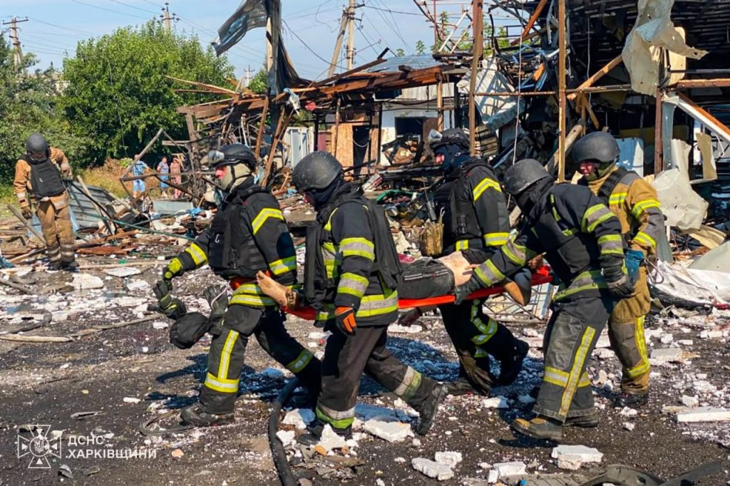 росіяни вдарили по будинках і магазинах в Печенігах: фото росіяни вдарили по будинках і магазинах в Печенігах: фото