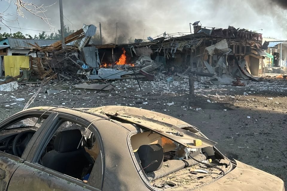 росіяни вдарили по будинках і магазинах в Печенігах: фото росіяни вдарили по будинках і магазинах в Печенігах: фото