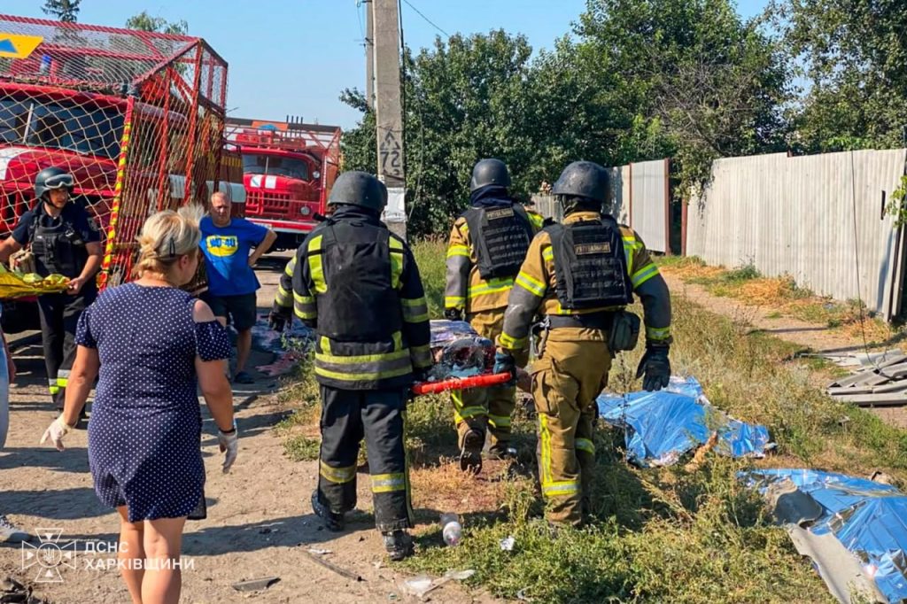 росіяни вдарили по будинках і магазинах в Печенігах: фото росіяни вдарили по будинках і магазинах в Печенігах: фото