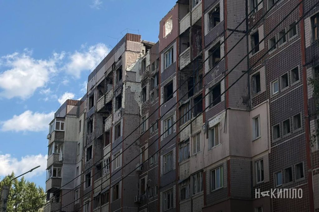 Пошкоджений будинок на Північній Салтівці