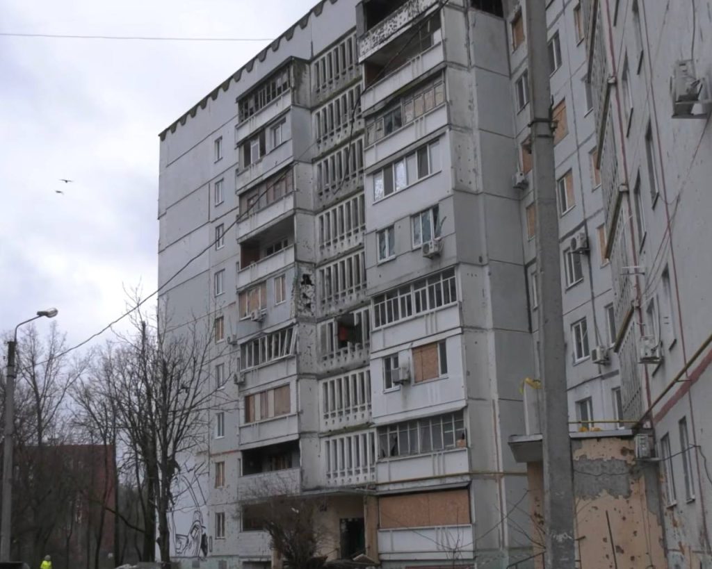 У Харкові ремонтують уражену росіянами багатоповерхівку на Салтівці Багатоповерхівка на Салтівці, яку атакували росіяни