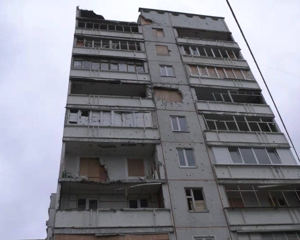 У Харкові ремонтують уражену росіянами багатоповерхівку на Салтівці Багатоповерхівка на Салтівці, яку атакували росіяни
