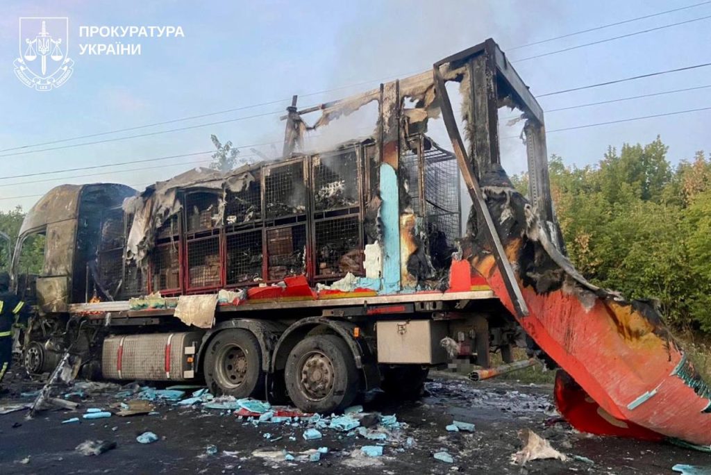 На Харківщині ворожа «Молнія» влучила у поштову вантажівку