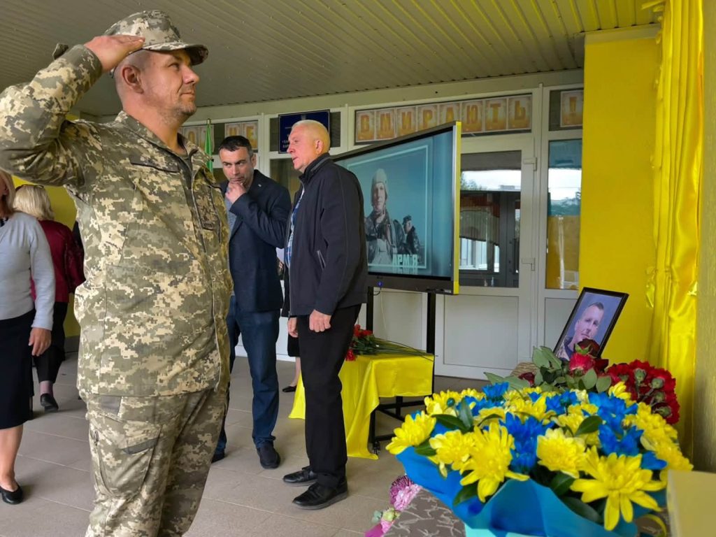 У Харкові на фасаді ліцею відкрили меморіальну дошку пам'яті захисника У Харкові на фасаді ліцею відкрили меморіальну дошку пам'яті захисника