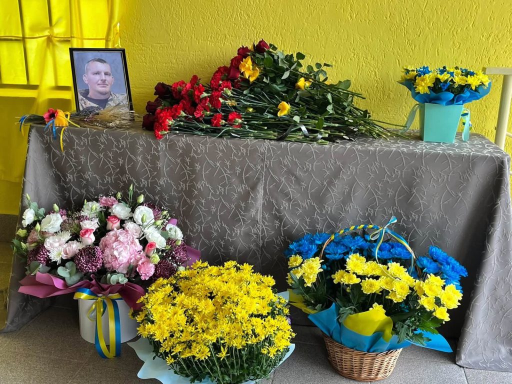 У Харкові на фасаді ліцею відкрили меморіальну дошку пам'яті захисника У Харкові на фасаді ліцею відкрили меморіальну дошку пам'яті захисника