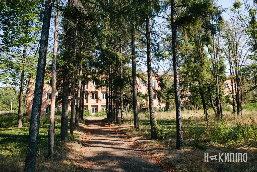 Реконструкція колишньої школи інтернату під житловий будинок по Соколівському шосе, 26 в м. Змієві для тимчасового розміщення внутрішньо переміщених осіб