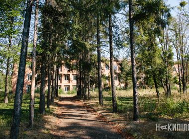 Реконструкція колишньої школи інтернату під житловий будинок по Соколівському шосе, 26 в м. Змієві для тимчасового розміщення внутрішньо переміщених осіб